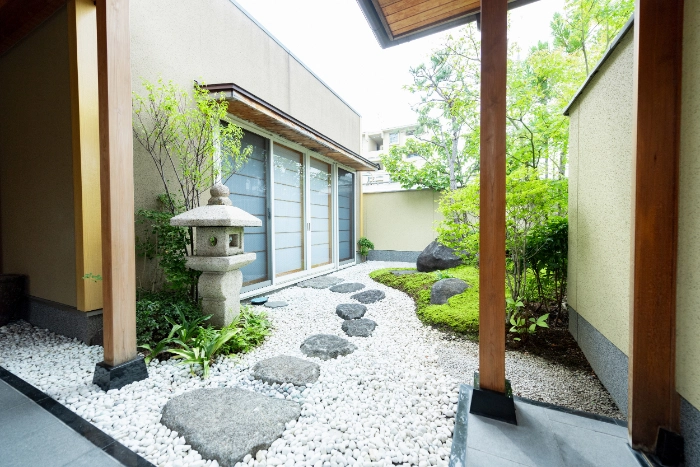 石庭と樹木を備えた日本庭園